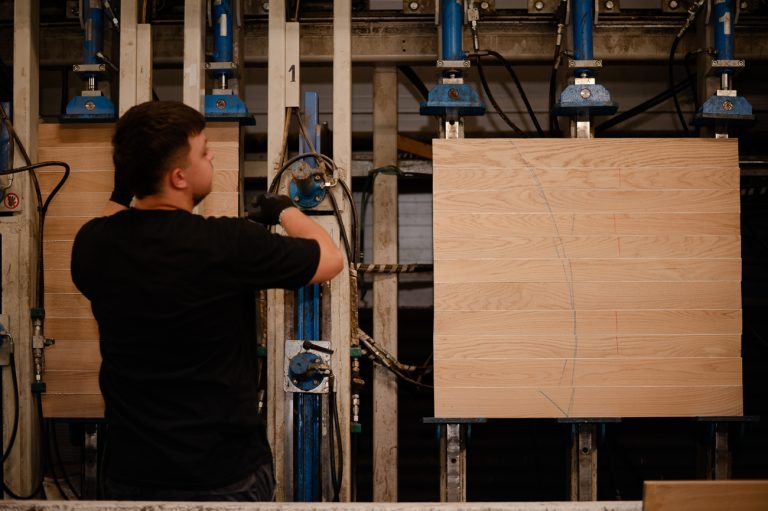 production-of-massive-wooden-panels_28