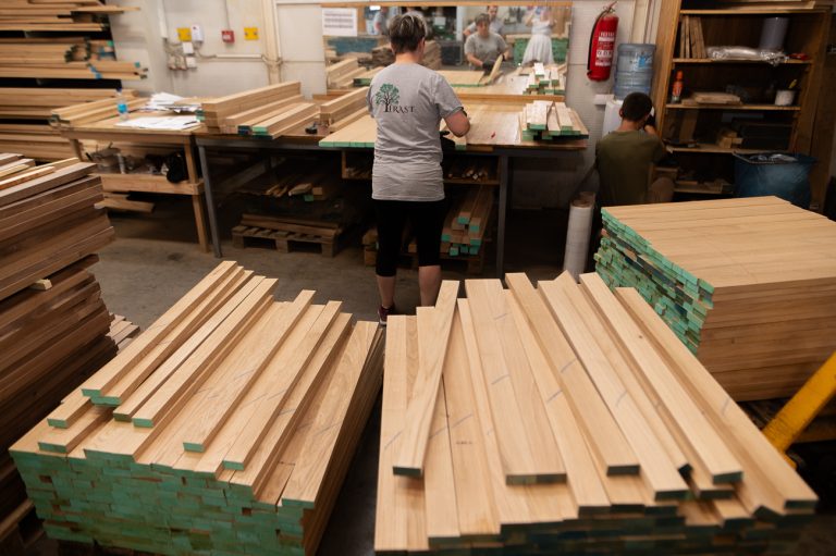 production-of-massive-wooden-panels_40
